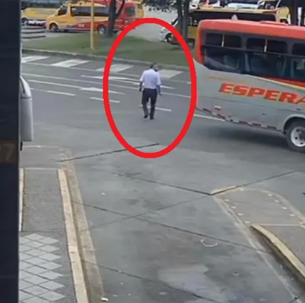 Momento antes de que un conductor en el terminal Salitre, de Bogotá, fuera embestido por un bus manejado por un compañero