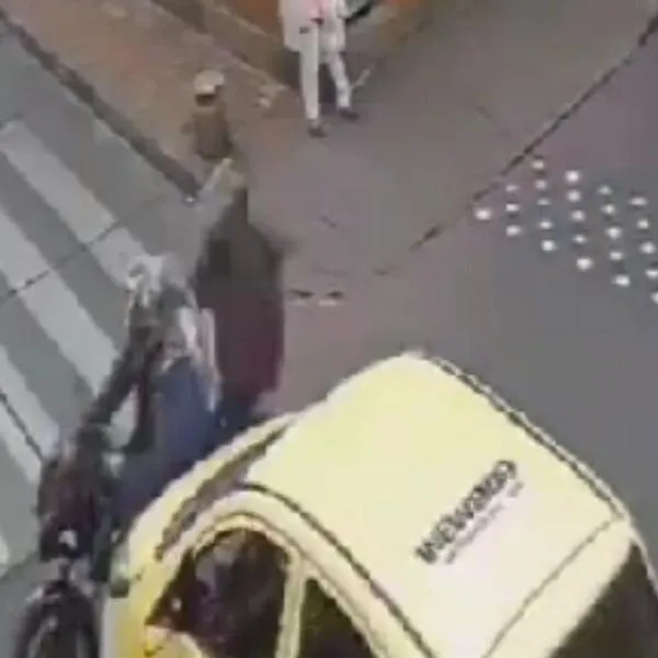 Taxista chocó contra motociclista con pasajero en Bogotá y huyó del lugar.