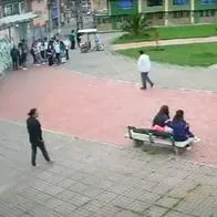 momento en el que unos estudiantes pelean frente a un colegio de Bogotá y familiares se meten