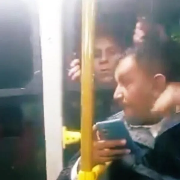 Usuario de Transmilenio se salvó de perder su celular por ladrón que trepó ventana del bus