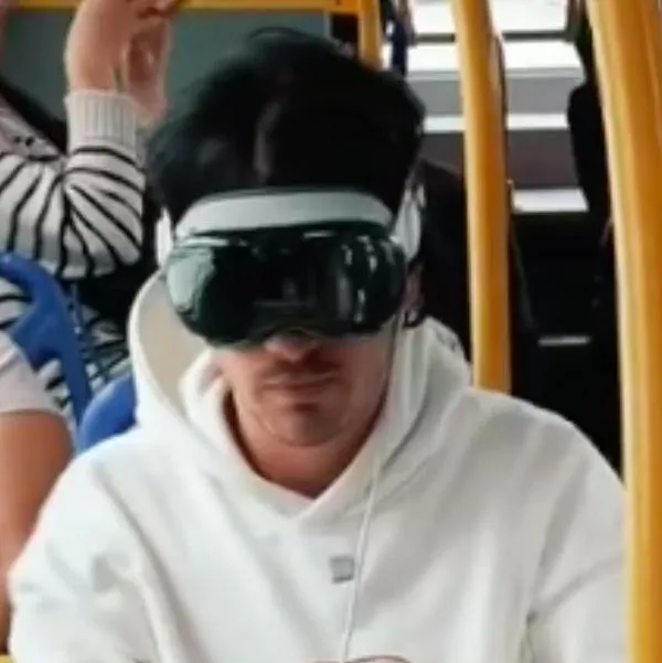  joven que usó Apple Vision Pro en TransMilenio iba a ser atracado