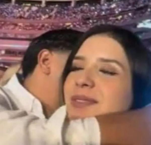 Momento en el que la pareja fue captada en un concierto de Luis Miguel donde, al parecer, la mujer estaba incomoda por los cariños de su novio