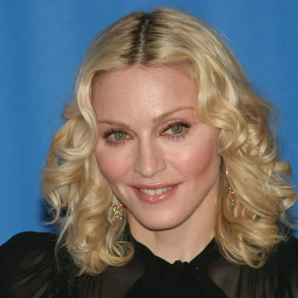 Madonna sufrió fuerte caída en uno de sus conciertos a sus 65 años.