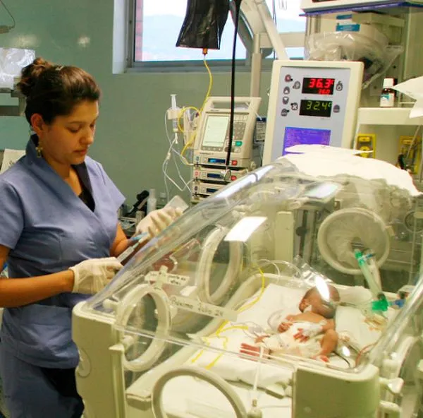 Salió del hospital bebé herida en medio de tiroteó en Medellín