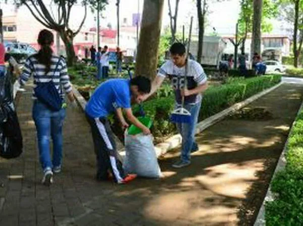 Estudiantes se unen a las jornadas de limpieza en las calles del centro de Bogotá