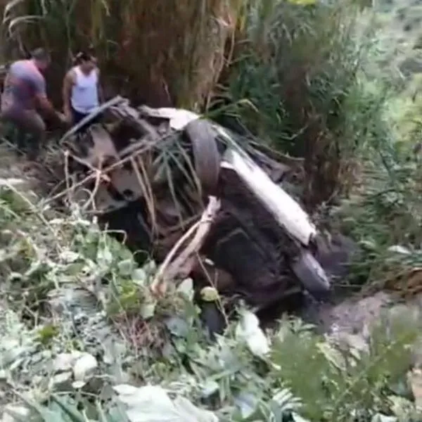 Accidente en Antioquia dejó 4 muertos de una familia: carro se fue por un abismo