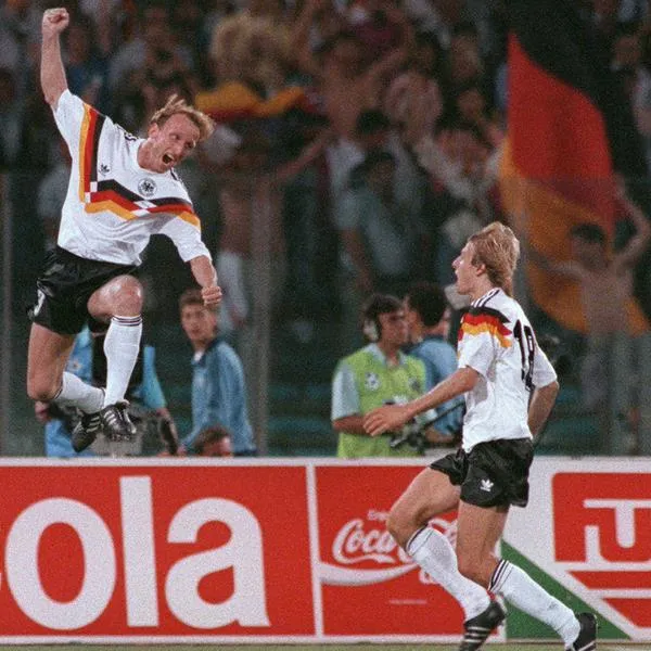 Andreas Brehme (izquierda), celebra con Jurgen Klinksmann el gol del título de Alemania en Italia 90.