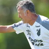 Juan Carlos Osorio, DT de Paranaense, criticó a sus jugadores luego del empate en el clásico.