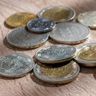 Detalle coleccionable de moneda de 100 pesos colombianos
