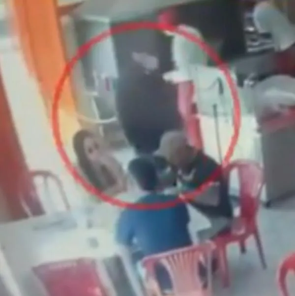 Muestran nuevo video de la balacera que hubo dentro de restaurante en Bogotá donde policía retirado mató a los ladrones que pretendían robar el negocio.  