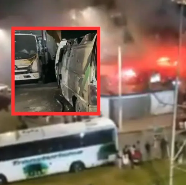 Atentado en parqueadero de Bogotá: hombres lanzaron granada contra varios carros, los cuales terminaron incendiados. Fueron 8 carros los afectados. 