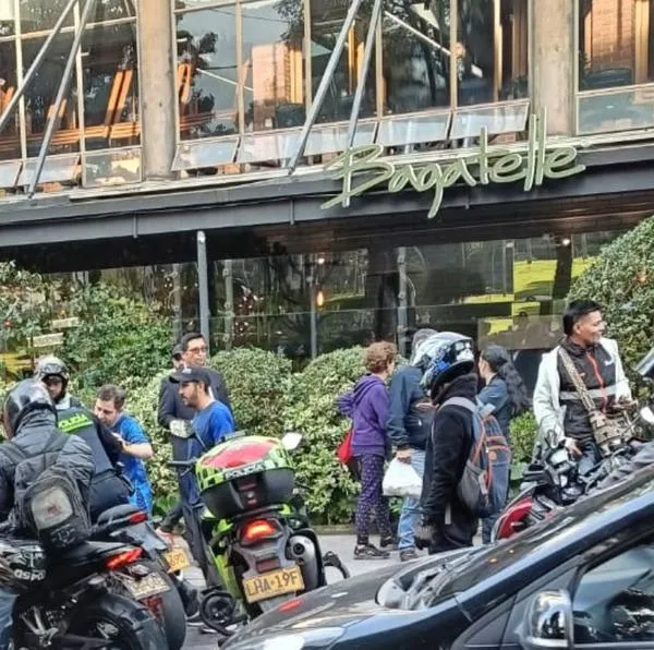 Balacera en el Parque de la 93, en Bogotá: video del restaurante Bagatelle con meseros que se tiraron al piso. En la zona hubo un robo en un negocio. 