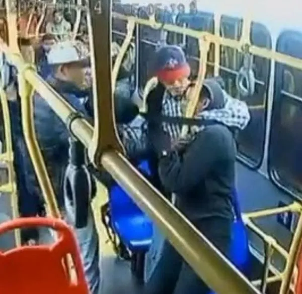 Captura de video de ladrones en SITP en Bogotá. En relación con captura de los criminales.
