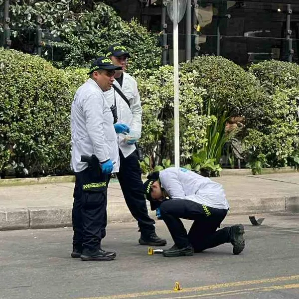 Foto de autoridades luego de tiroteo en Bagatella, en nota sobre Balacera en Parque de la 93, Bogotá bajo fuego: especial multimedia sobre caso de sicariato