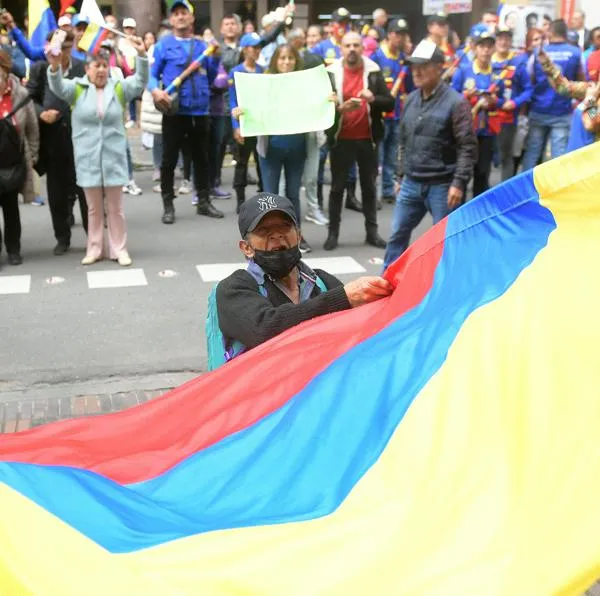 En las marchas de Bogotá del día de hoy ya se escucha el "fuera Petro" por la elección del fiscal. Hay manifestaciones en distintos puntos de la ciudad. 
