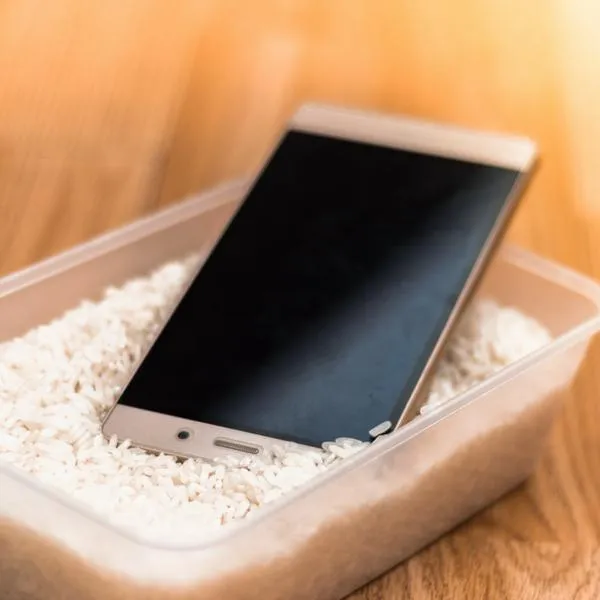 Es bueno o malo poner el celular en arroz cuando se moja
