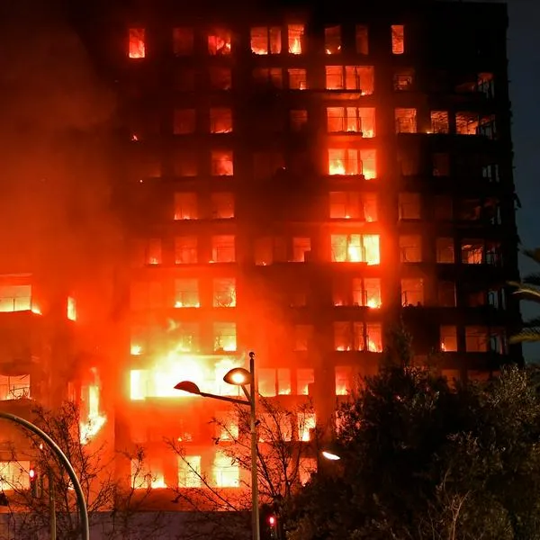 Un gigante incendio devora un edificio de viviendas en Valencia, España