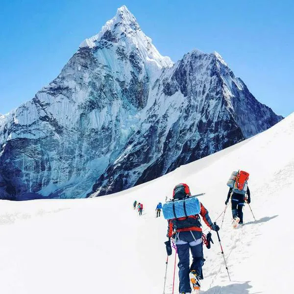 Foto de escaladores en Everest, en nota de cuál es la llamada zona de la muerte del Monte Everest para los alpinistas: cómo es