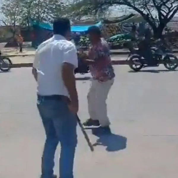 Momento en el que dos taxistas en Barranquilla se pelearon a golpes, al parecer, por una carrera