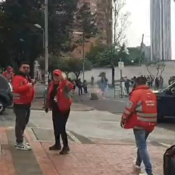 Disturbios en el centro de Bogotá; encapuchados se enfrentan a la Policía
