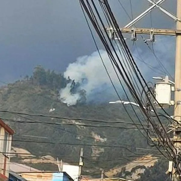 Reportan incendio forestal en cerros de la localidad de Usme, sur de Bogotá