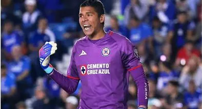 Kevin Mier destaca en Cruz Azul de México e hinchas le tienen cántico