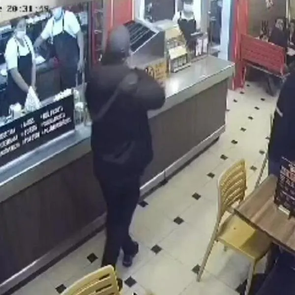 Chía hoy: ladrones entraron a pizzería y robaron a clientes, cerca de la Policía