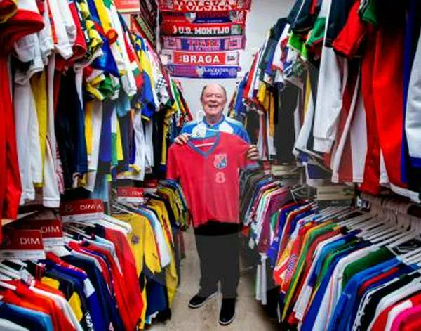 ¡De Récord Guinness! Coleccionista paisa completó 7.800 camisetas de fútbol de clubes y selecciones del mundo 