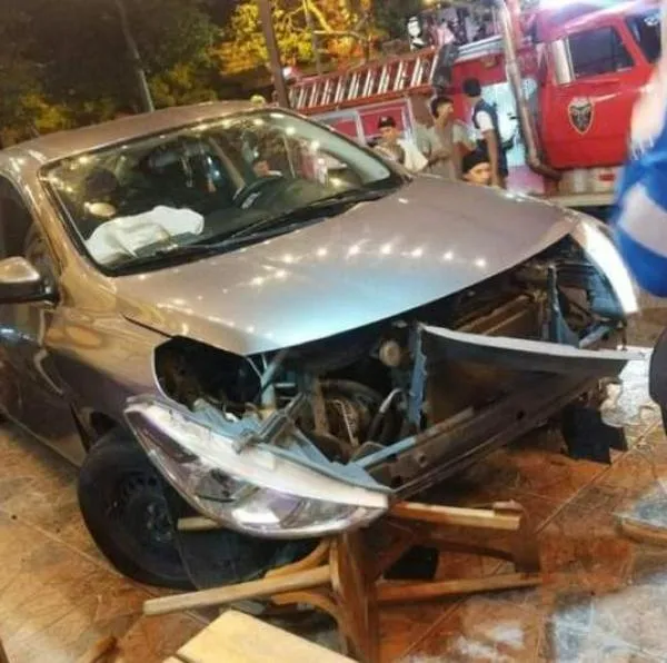 Vehículo terminó sobre andén de un restaurante en Melgar