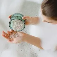 Baños con sal, en nota sobre qué efectos tiene 