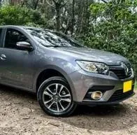 Precios actualizados de los carros más buscados en Mercado Libre - Tucarro.com, los cuales son Mazda 3, Renault Logan y Toyota Prado.