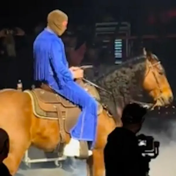 Bad Bunny es señalado de fomentar maltrato animal por usar un caballo durante concierto
