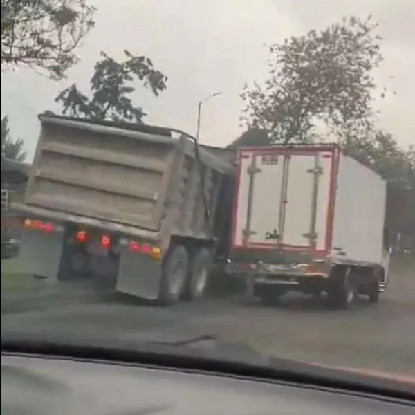 Foto de camiones en cruce, en nota de que en Bogotá: pelea de vehículos en avenida Boyacá con calle 116; qué pasó (video)