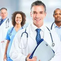 Foto de doctores, en nota de cuánto gana de salario un médico en Colombia en 2024: promedio en EPS y por hora