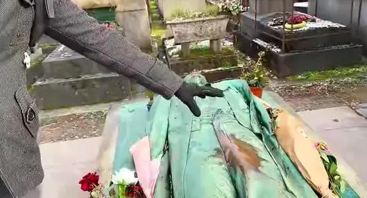 Tumba en el cementerio Père-Lachaise de París, donde youtuber mostró que allí van mujeres a pedir fertilidad