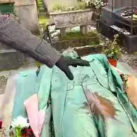 Tumba en el cementerio Père-Lachaise de París, donde youtuber mostró que allí van mujeres a pedir fertilidad