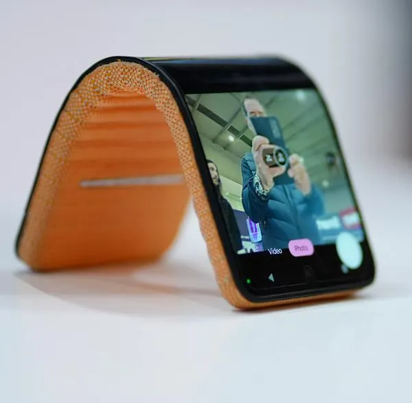 MWC 2024: celular plegable de Motorola de 6,9 pulgadas que se dobla y se convierte en una pulsera fue presentado en Barcelona.