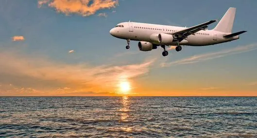 Foto de avión sobre el mar, en nota de por qué los aviones no vuelan sobre Océano Pacifico: esta es la verdadera razón