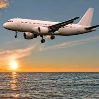 Foto de avión sobre el mar, en nota de por qué los aviones no vuelan sobre Océano Pacifico: esta es la verdadera razón