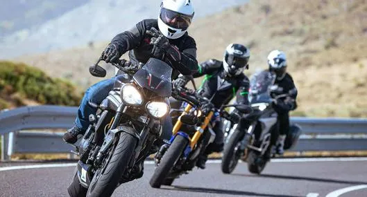 Foto de motociclistas, en nota de qué es el efecto Venturi en motos y cómo se explica.