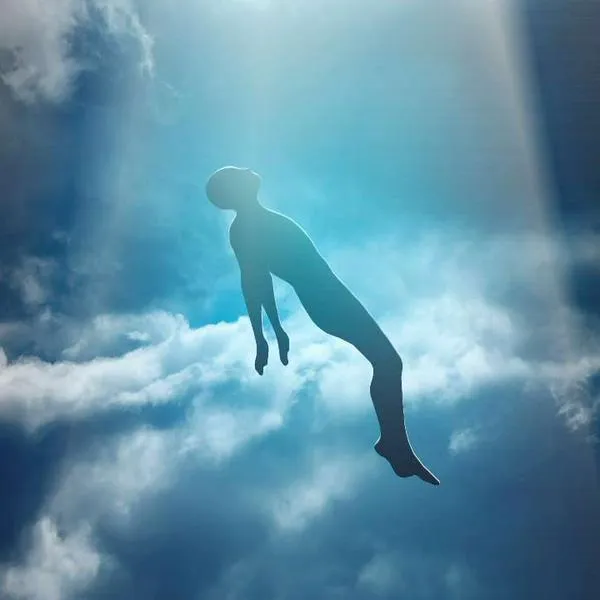Foto de persona flotando, en nota de cómo hacer para que el alma de un ser querido descanse en paz: hay varias hipótesis