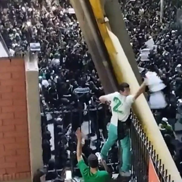 Protestas afuera del Atanasio Girardot. 