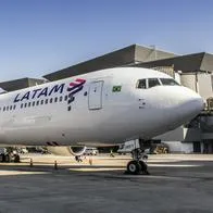 Latam anunció que brindará servicio de streaming de Disney+ en sus aviones