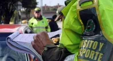 ¿De cuánto puede ser una multa de tránsito por estar mal estacionado en Colombia?