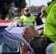 ¿De cuánto puede ser una multa de tránsito por estar mal estacionado en Colombia?
