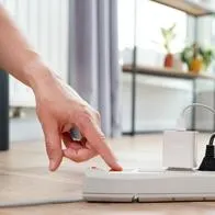 Imagen de toma eléctrica por nota sobre ahorrar energía.