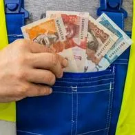 Foto de persona con dinero colombiano, en nota de cuál es la diferencia entre adelanto y anticipo de nómina: tome nota para pedirlo
