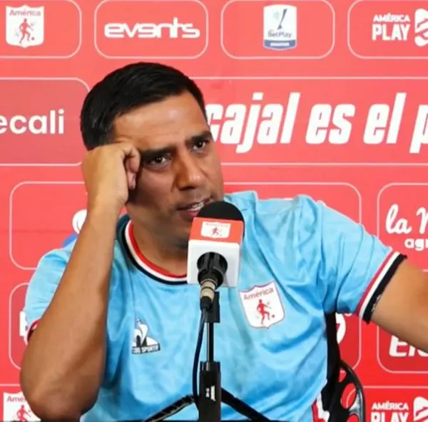 César Farías se molestó en rueda de prensa con periodista.