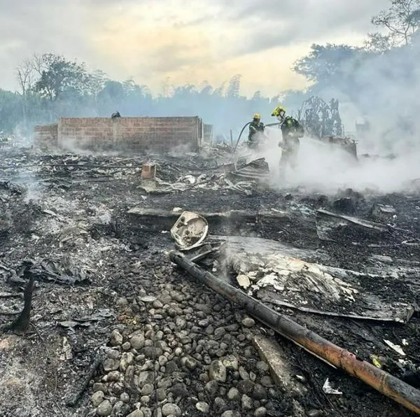 Tragedia en Pereira: más de 100 casas fueron consumidas por devastador incendio en el barrio Bajo Futuro. Familias lo perdieron todo. 