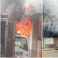 Bomberos combaten incendio que se desató en el Polideportivo Sur de Envigado